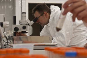 Ricercatori presso il laboratorio di Glaciologia dell'Università Bicocca