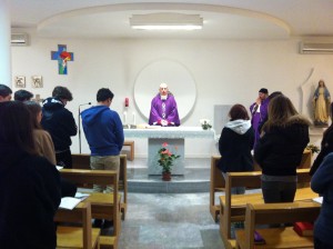 Momento di celebrazione eucaristica durante gli Esercizi Spirituali dei ragazzi di Maturità a Pallanza