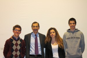 Con il dr. Sala, da sin. gli Studenti Michele Calliari, Chiara Stante e Stefano Ramella 