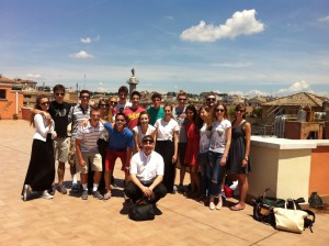 Studenti di Milano e di San Francisco insieme sl terrazzo del Collegio Bellarmino a Roma