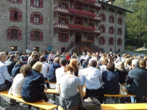 Incontro tra i genitori e i docenti nel piazzale di villa Belvedere 