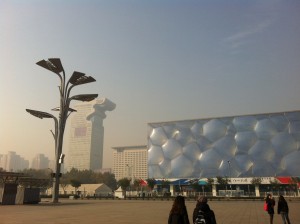 Il cubo d'acqua e la spianata del villaggio olimpico