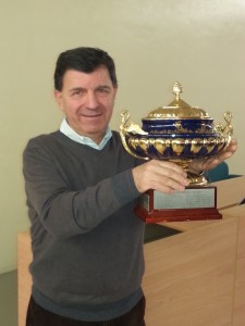Il prof. Riccardo Tanzi con il Trofeo Finocchiaro