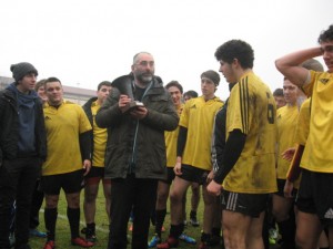 Padre Denora consegna il Trofeo ai vincitori