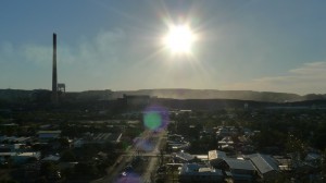 Vista di Mount Isa con una delle tre ciminiere