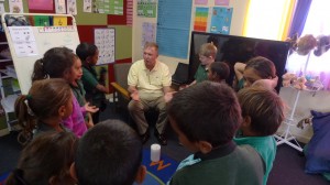 Padre Mick fa lezione di religione ai bambini di prima elementare
