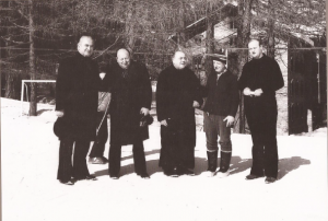 Un'immagine storica a Gressoney St. Jean: da sin. i padri Tremolada e Pretto, fr. Bortolon, i padri Boncivini e Besana.