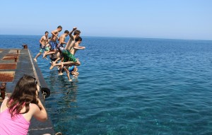 Immancabile il tuffo dalla banchina