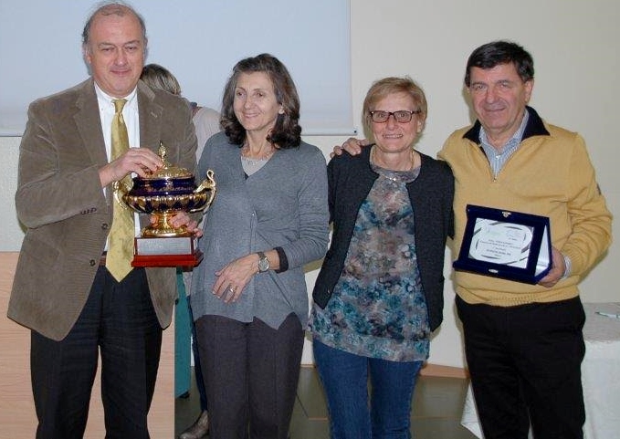 I proff. Bertolotti (a sin.) e Tanzi ricevono il premio