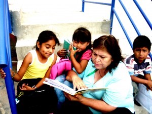 Judith con i bambini del CAEF