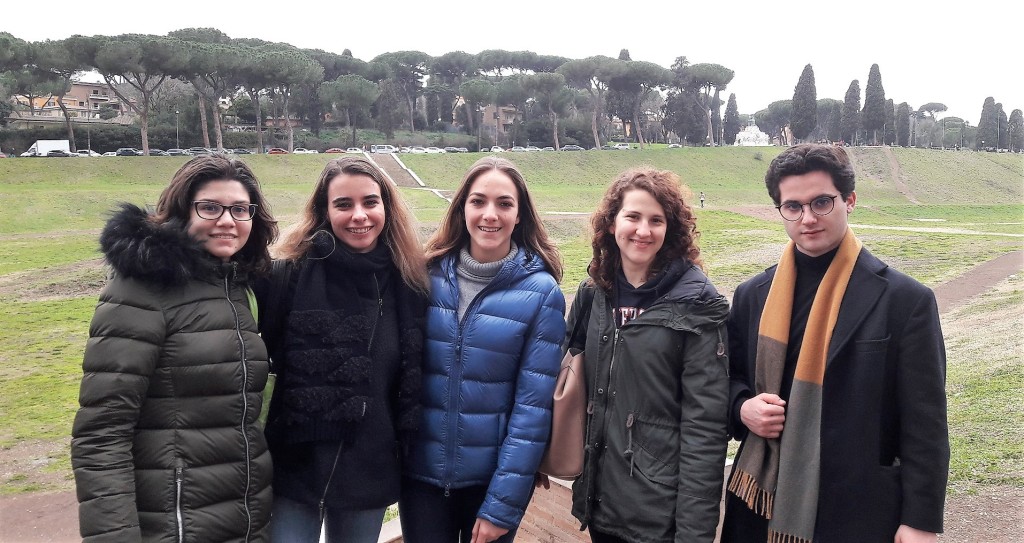 Gli studenti del Leone all’arrivo a Roma. Da sin. Sara, Alessia, Giulia, Silvia e Vittorio