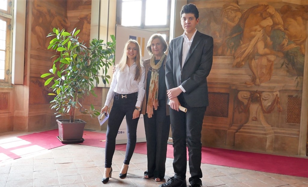 Federica e Daniele con la prof.ssa Elisabetta Biella alla premiazione