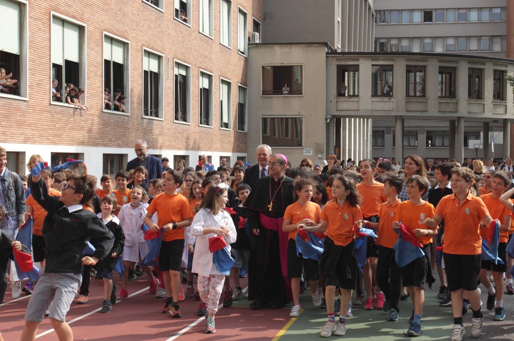 L'Arcivescovo circondato dai bambini della Primaria