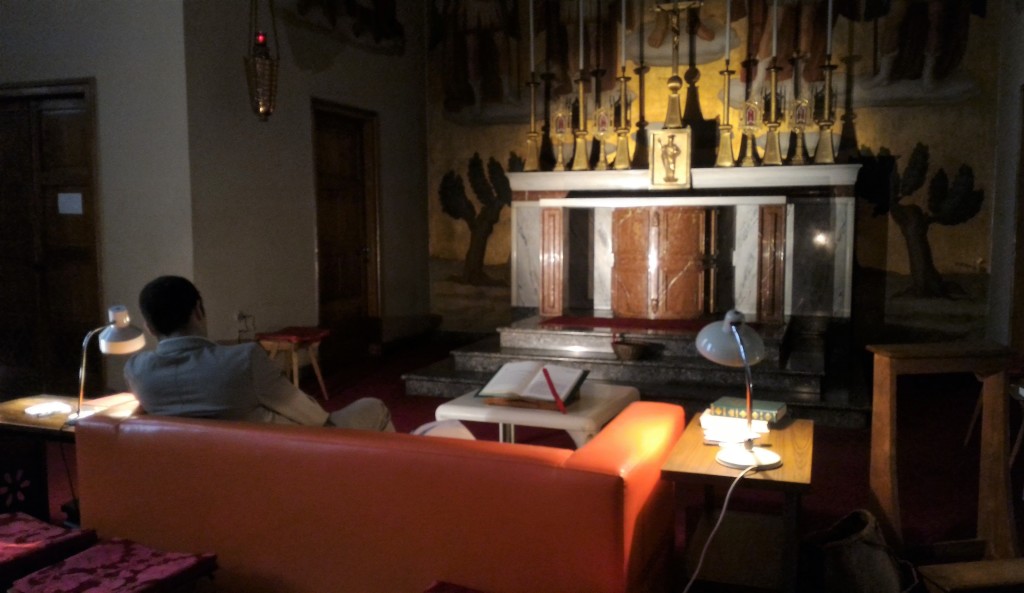 Un docente in preghiera