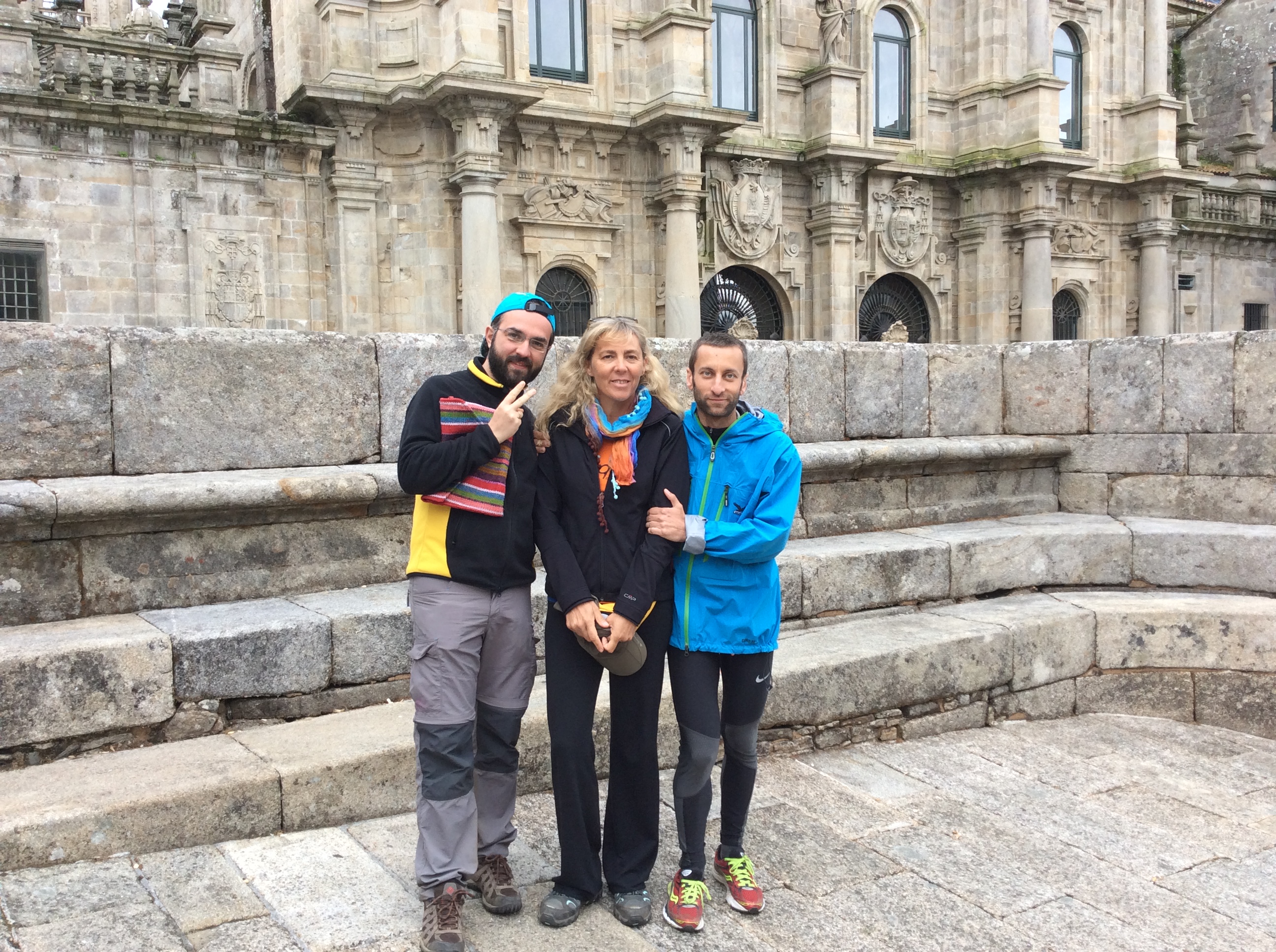 Una foto storica: 27/4/2015 cammino di Santiago. Mariano (a sin.) con i proff. Valeria Muzzio e Michele Caprioli