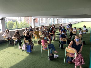 "Vi aspettiamo lunedì": la foto con dedica dei docenti della Scuola Primaria.