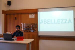 Il prof. Mirko Fischetti SJ nel corso di una lezione online