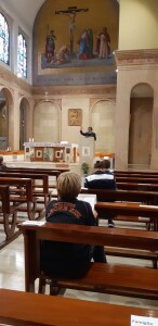 P. Nicola Bordogna SJ e i giovani cresimandi in un momento del ritiro di preparazione di venerdì 16 ottobre
