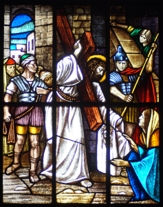 Una delle vetrate disegnate da Aldo Carpi per la Cappella dei Licei (attuale sala professori dei Licei): "La Veronica asciuga il volto di Gesù".