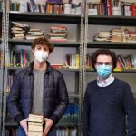 Filippo Cerri (a sinistra) con Giovanni Secchi (a destra) nella Biblioteca della Primaria